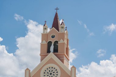 Barranquilla, Atlantico, Kolombiya. 24 Ekim 2024: Pembe yüzlü güzel bir kilise. Puerto Kolombiya 'da Iglesia del Carmen.