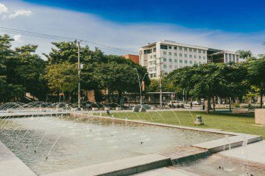 Barranquilla, Atlantico, Kolombiya. 24 Ekim 2024: Güzel mavi gökyüzü ile barış meydanı.