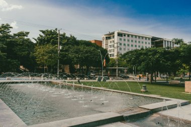 Barranquilla, Atlantico, Kolombiya. 24 Ekim 2024: Güzel mavi gökyüzü ile barış meydanı.