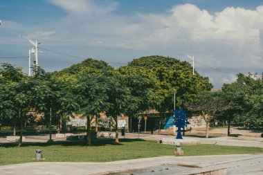 Barranquilla, Atlantico, Kolombiya. 24 Ekim 2024: Güzel mavi gökyüzü ile barış meydanı.