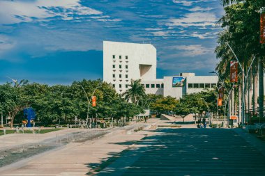 Barranquilla, Atlantico, Kolombiya. 24 Ekim 2024: Güzel mavi gökyüzü ile barış meydanı.