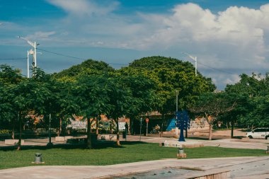 Barranquilla, Atlantico, Kolombiya. 24 Ekim 2024: Güzel mavi gökyüzü ile barış meydanı.