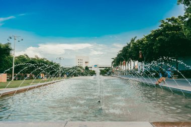 Barranquilla, Atlantico, Kolombiya. 24 Ekim 2024: Güzel mavi gökyüzü ile barış meydanı.