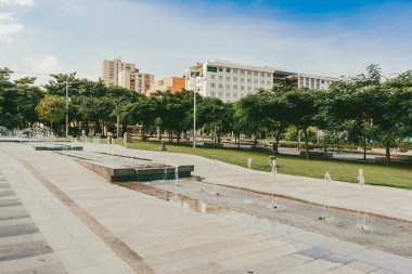 Barranquilla, Atlantico, Kolombiya. 24 Ekim 2024: Güzel mavi gökyüzü ile barış meydanı.