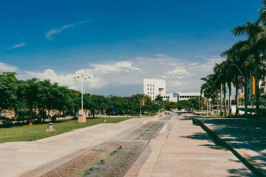 Barranquilla, Atlantico, Kolombiya. 24 Ekim 2024: Güzel mavi gökyüzü ile barış meydanı.