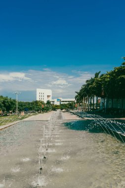 Barranquilla, Atlantico, Kolombiya. 24 Ekim 2024: Güzel mavi gökyüzü ile barış meydanı.