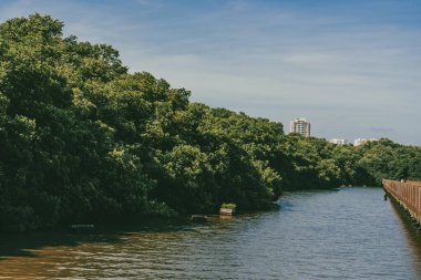 Mallorqun bataklığı iskele ve mavi gökyüzünden görüldü. Barranquilla, Atlantico, Kolombiya.