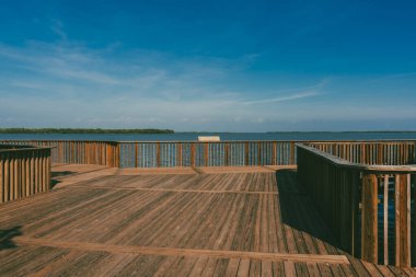 Mallorqun bataklığı iskele ve mavi gökyüzünden görüldü. Barranquilla, Atlantico, Kolombiya.