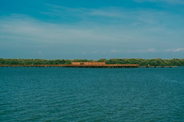 Mallorqun bataklığı iskele ve mavi gökyüzünden görüldü. Barranquilla, Atlantico, Kolombiya.