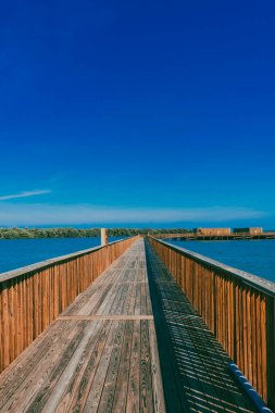 Mallorqun bataklığı iskele ve mavi gökyüzünden görüldü. Barranquilla, Atlantico, Kolombiya.