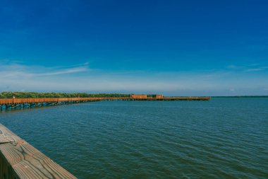 Mallorqun bataklığı iskele ve mavi gökyüzünden görüldü. Barranquilla, Atlantico, Kolombiya.
