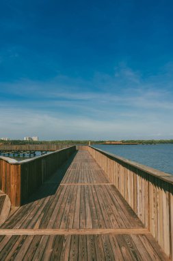 Mallorqun bataklığı iskele ve mavi gökyüzünden görüldü. Barranquilla, Atlantico, Kolombiya.
