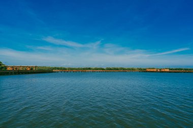 Mallorqun bataklığı iskele ve mavi gökyüzünden görüldü. Barranquilla, Atlantico, Kolombiya.