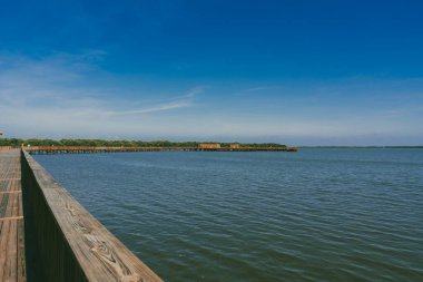 Mallorqun bataklığı iskele ve mavi gökyüzünden görüldü. Barranquilla, Atlantico, Kolombiya.