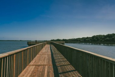 Mallorqun bataklığı iskele ve mavi gökyüzünden görüldü. Barranquilla, Atlantico, Kolombiya.