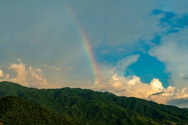 Güzel gökkuşağı ve dağların manzaralı doğal manzara. Santa Marta, Magdalena, Kolombiya. 