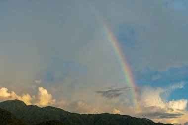 Güzel gökkuşağı ve dağların manzaralı doğal manzara. Santa Marta, Magdalena, Kolombiya. 