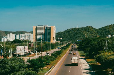 Santa Marta, Magdalena, Kolombiya. 15 Eylül 2024: Karayip anayolu ve mavi gökyüzü.