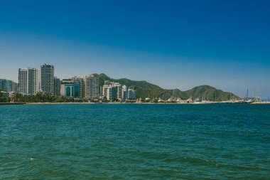 Santa Marta, Magdalena, Kolombiya. 15 Eylül 2024: Santa Marta Körfezi manzaralı manzara ve şehir binaları.