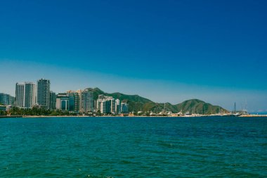 Santa Marta, Magdalena, Kolombiya. 15 Eylül 2024: Santa Marta Körfezi manzaralı manzara ve şehir binaları.