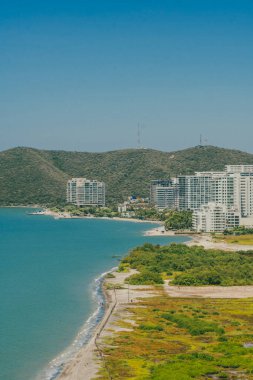 Cabo Tortuga plajı ve mavi gökyüzünün panoramik manzarası. Santa Marta, Magdalena, Kolombiya. 