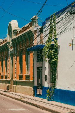Santa Marta, Magdalena, Kolombiya. 19 Eylül 2024: Tarihi şehir merkezi ve mavi gökyüzü.