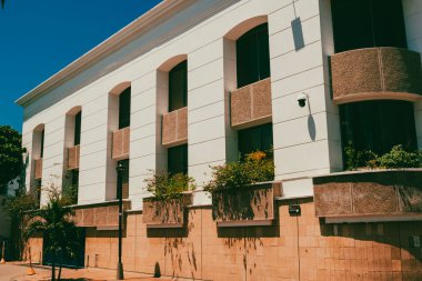 Santa Marta, Magdalena, Kolombiya. 19 Eylül 2024: Tarihi şehir merkezi ve mavi gökyüzü.