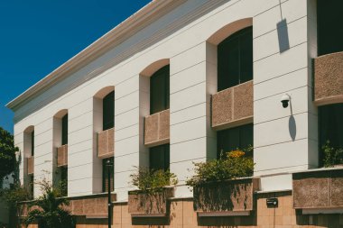 Santa Marta, Magdalena, Kolombiya. 19 Eylül 2024: Tarihi şehir merkezi ve mavi gökyüzü.