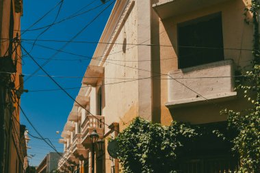 Santa Marta, Magdalena, Kolombiya. 19 Eylül 2024: 3a yaya sokağı ve Los Novios parkı.