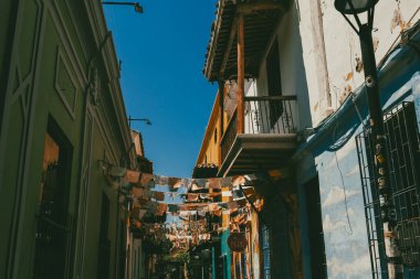 Santa Marta, Magdalena, Kolombiya. 19 Eylül 2024: 3a yaya sokağı ve Los Novios parkı.