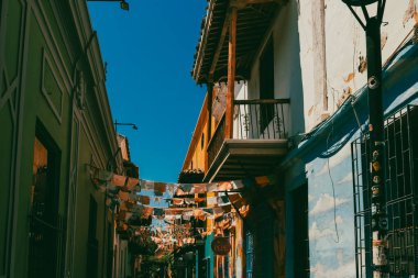 Santa Marta, Magdalena, Kolombiya. 19 Eylül 2024: 3a yaya sokağı ve Los Novios parkı.