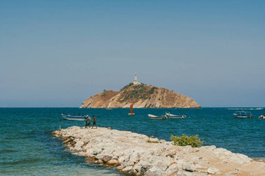 Deniz manzaralı ve El Morro Adası manzaralı doğal manzara. Santa Marta, Magdalena, Kolombiya.