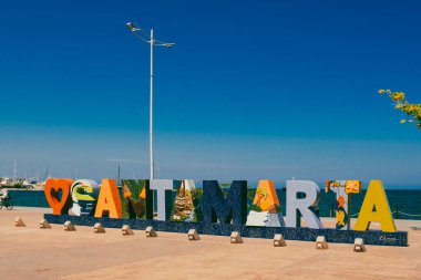 Santa Marta, Magdalena, Kolombiya. 19 Eylül 2024: Şehrin adını renk ve denizle imzalayın.