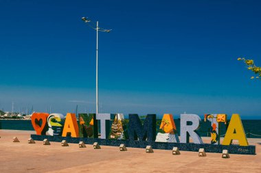 Santa Marta, Magdalena, Kolombiya. 19 Eylül 2024: Şehrin adını renk ve denizle imzalayın.