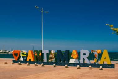 Santa Marta, Magdalena, Kolombiya. 19 Eylül 2024: Şehrin adını renk ve denizle imzalayın.