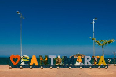 Santa Marta, Magdalena, Kolombiya. 19 Eylül 2024: Şehrin adını renk ve denizle imzalayın.