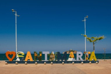 Santa Marta, Magdalena, Kolombiya. 19 Eylül 2024: Şehrin adını renk ve denizle imzalayın.