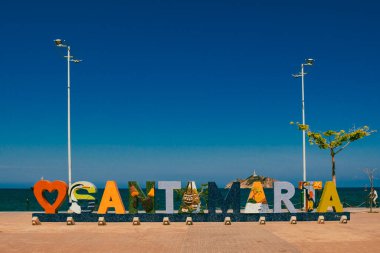 Santa Marta, Magdalena, Kolombiya. 19 Eylül 2024: Şehrin adını renk ve denizle imzalayın.