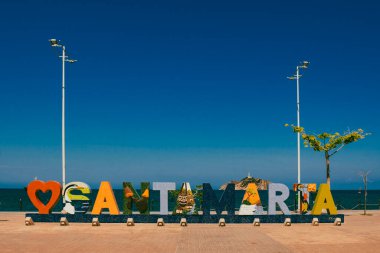 Santa Marta, Magdalena, Kolombiya. 19 Eylül 2024: Şehrin adını renk ve denizle imzalayın.