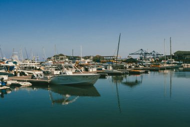 Santa Marta, Magdalena, Kolombiya. 19 Eylül 2024: Santa Marta marinası ve beyaz tekneler manzaralı manzara.