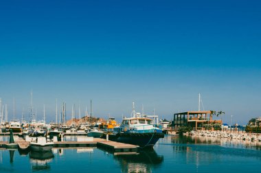 Santa Marta, Magdalena, Kolombiya. 19 Eylül 2024: Santa Marta marinası ve beyaz tekneler manzaralı manzara.