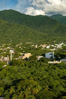 Dağları ve mavi gökyüzü olan güzel bir manzara. Santa Marta, Magdalena, Kolombiya.