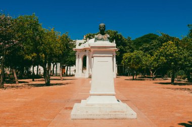 Santa Marta, Magdalena, Kolombiya. 19 Eylül 2024: Mavi gökyüzü ve heykelleri olan gelin ve damadın parkı.