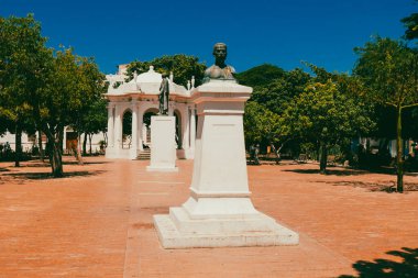 Santa Marta, Magdalena, Kolombiya. 19 Eylül 2024: Mavi gökyüzü ve heykelleri olan gelin ve damadın parkı.