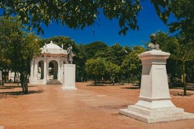 Santa Marta, Magdalena, Kolombiya. 19 Eylül 2024: Mavi gökyüzü ve heykelleri olan gelin ve damadın parkı.