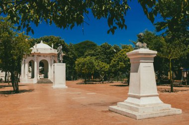 Santa Marta, Magdalena, Kolombiya. 19 Eylül 2024: Mavi gökyüzü ve heykelleri olan gelin ve damadın parkı.