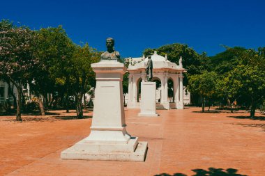 Santa Marta, Magdalena, Kolombiya. 19 Eylül 2024: Mavi gökyüzü ve heykelleri olan gelin ve damadın parkı.