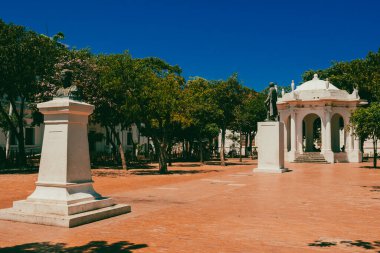 Santa Marta, Magdalena, Kolombiya. 19 Eylül 2024: Mavi gökyüzü ve heykelleri olan gelin ve damadın parkı.