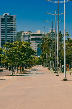 Santa Marta, Magdalena, Kolombiya. 19 Eylül 2024: Bastidlerin ya da bastidlerin yamaçlarında ve güzel mavi gökyüzünde gezinmek.