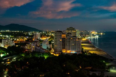 Bello Horizonte plajında güzel renkli bir gün batımı. Santa Marta, Magdalena, Kolombiya.